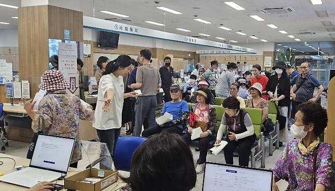 경주시 황성동행정복지센터에 민생회복 소비쿠폰을 신청하려는 발길이 이어지고 있다. 경주시 제공