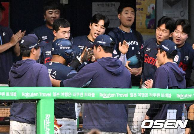 [OSEN=잠실, 이대선 기자] 19일 오후 서울 잠실야구장에서 2025 신한 SOL Bank KBO리그 LG 트윈스와 롯데 자이언츠의 경기가 열렸다.LG는 에르난데스, 롯데는 데이비슨을 선발 투수로 내세웠다.4회초 1사 1,2루에서 롯데 윤동희의 좌전 적시타 때 홈을 밟은 레이예스가 더그아웃에서 동료들과 환호하고 있다.  2025.07.19 /sunday@osen.co.kr