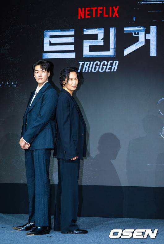 [OSEN=박준형 기자] 22일 서울 호텔 나루 서울 엠갤러리에서 넷플릭스 시리즈 '트리거' 제작발표회가 진행됐다.배우 김남길과 김영광, 길해연, 박훈이 출연하는 ‘트리거’는 총기 청정국으로 불리는 한국에서 갑자기 출처를 알 수 없는 불법 총기가 배달되기 시작하면서 벌어지는 이야기다. 배우 김남길과 김영광이 포즈를 취하고 있다. 2025.07.22 / soul1014@osen.co.kr
