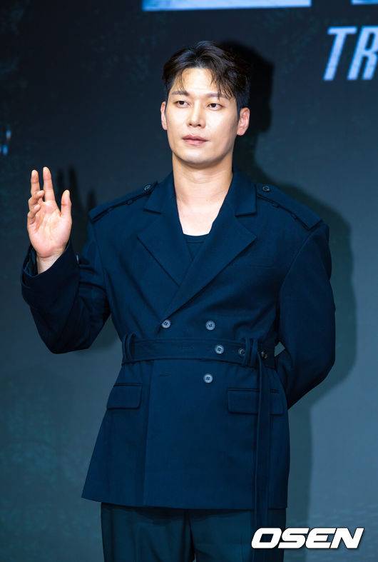 [OSEN=박준형 기자] 22일 서울 호텔 나루 서울 엠갤러리에서 넷플릭스 시리즈 '트리거' 제작발표회가 진행됐다.배우 김남길과 김영광, 길해연, 박훈이 출연하는 ‘트리거’는 총기 청정국으로 불리는 한국에서 갑자기 출처를 알 수 없는 불법 총기가 배달되기 시작하면서 벌어지는 이야기다. 배우 박훈이 포즈를 취하고 있다. 2025.07.22 / soul1014@osen.co.kr