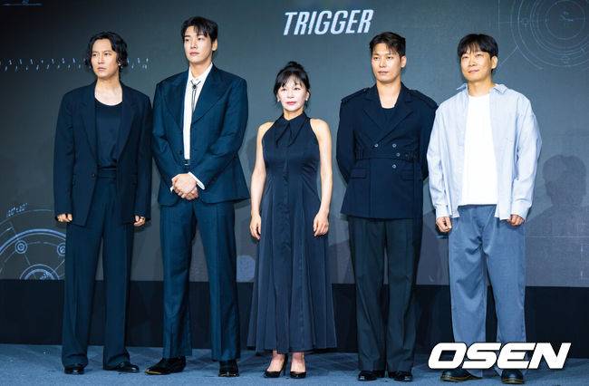 [OSEN=박준형 기자] 22일 서울 호텔 나루 서울 엠갤러리에서 넷플릭스 시리즈 '트리거' 제작발표회가 진행됐다.배우 김남길과 김영광, 길해연, 박훈이 출연하는 ‘트리거’는 총기 청정국으로 불리는 한국에서 갑자기 출처를 알 수 없는 불법 총기가 배달되기 시작하면서 벌어지는 이야기다. 출연배우들과 권오승 감독이 포즈를 취하고 있다. 2025.07.22 / soul1014@osen.co.kr