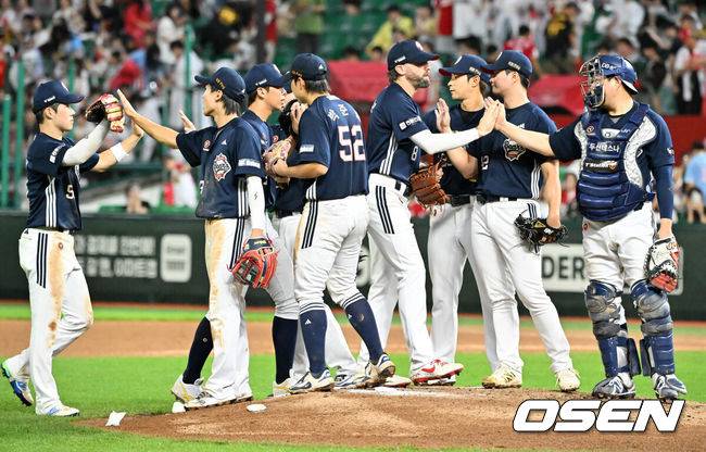 [OSEN=인천, 민경훈 기자] 19일 인천 SSG랜더스필드에서 ‘2025 신한 SOL Bank KBO리그’ SSG 랜더스와 두산 베어스의 경기가 열렸다. 이 경기에서 두산은 김재환 김동준 오명진의 홈런에 힘입어 SSG에 5-0 완승을 거뒀다. 두산 선발 콜어빈은 5이닝 무실점을 기록하며 시즌 7승(7패)에 성공했다.경기를 마치고 두산 선수들이 마운드 위에서 하이파이브를 하고 있다. 2025.07.19 /rumi@osen.co.kr