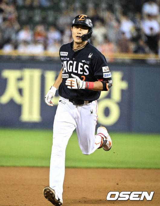 [OSEN=잠실, 조은정 기자]22일 오후 서울 잠실야구장에서 2025 신한 SOL Bank KBO리그 두산 베어스와 한화 이글스의 경기가 열렸다.이날 두산은 잭로그, 한화는 문동주를 선발로 내세웠다.9회초 2사 한화 심우준이 솔로 홈런을 날린 뒤 베이스를 돌고 있다. 2025.07.22 /cej@osen.co.kr