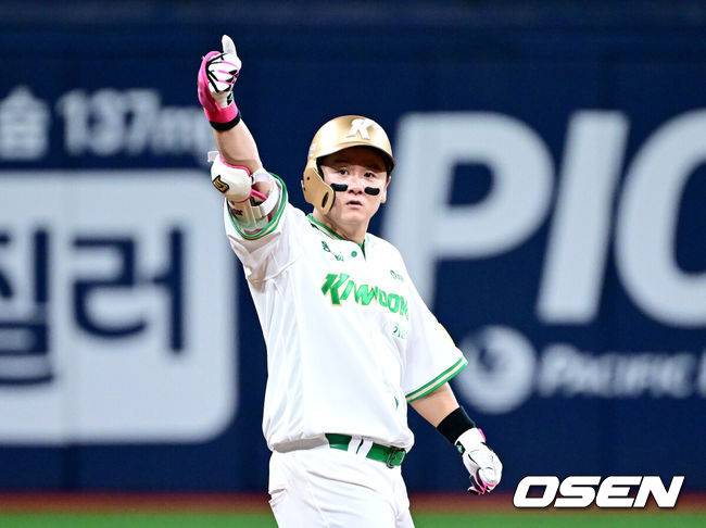 [OSEN=고척, 최규한 기자] 22일 오후 서울 고척스카이돔에서 ‘2025 신한 SOL Bank KBO리그’ 키움 히어로즈와 롯데 자이언츠의 경기가 열렸다.홈팀 키움은 라클란 웰스, 방문팀 롯데는 나균안을 선발로 내세웠다.7회말 1사 1, 2루 상황 키움 최주환이 우중간 2루타를 날리고 2루에 안착해 기뻐하고 있다. 2025.07.22 / dreamer@osen.co.kr