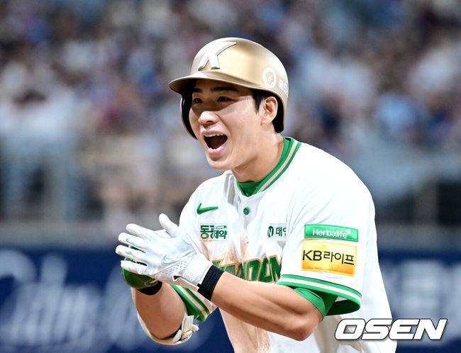 [OSEN=고척, 최규한 기자] 22일 오후 서울 고척스카이돔에서 ‘2025 신한 SOL Bank KBO리그’ 키움 히어로즈와 롯데 자이언츠의 경기가 열렸다.홈팀 키움은 라클란 웰스, 방문팀 롯데는 나균안을 선발로 내세웠다.7회말 무사 1, 3루 상황 키움 이주형이 다시 앞서가는 1타점 적시타를 날리고 1루에 안착해 기뻐하고 있다. 2025.07.22 / dreamer@osen.co.kr