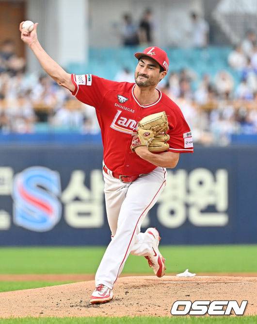 [OSEN=대구, 이석우 기자] 22일 대구삼성라이온즈파크에서 2025 신한 SOL 뱅크 KBO 리그 삼성 라이온즈와 SSG 랜더스의 경기가 열렸다. 홈팀 삼성은 원태인이, 방문팀 SSG는 화이트가 선발 출전했다. SSG 랜더스 선발 투수 화이트가 역투하고 있다. 2025.07.22 / foto0307@osen.co.kr