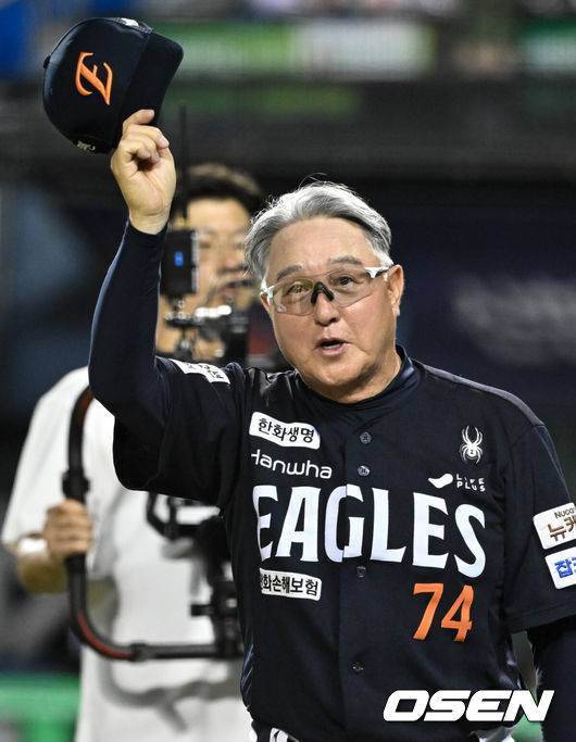 [OSEN=잠실, 조은정 기자]‘절대 1강’ 한화가 시즌 두 번째 10연승을 해내며 1985년&nbsp;삼성 라이온즈를 소환했다.&nbsp;프로야구 한화 이글스는 22일 서울 잠실구장에서 열린 2025 신한 SOL뱅크 KBO리그 두산 베어스와의 시즌 10차전에서 2-1로 승리했다.&nbsp;한화 김경문 감독이 관중들을 향해 인사를 하고 있다. 2025.07.22 /cej@osen.co.kr