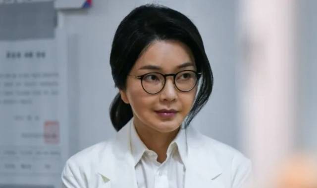 ▲김건희 전 코바나 대표가 자신의 배우자인 윤석열 전 대통령의 탄핵으로 치러진 지난 3일 대선 당시 서울 서초구 표소에서 투표를 하기 위해 기다리고 있다. ⓒ연합뉴스