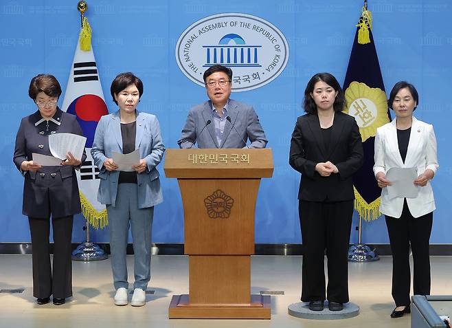 국회 여성가족위원회 소속 국민의힘 의원들이 지난 16일 서울 여의도 국회 소통관에서 강선우 여성가족부 장관 후보자 사퇴를 촉구하며 기자회견을 하고 있다. 연합뉴스