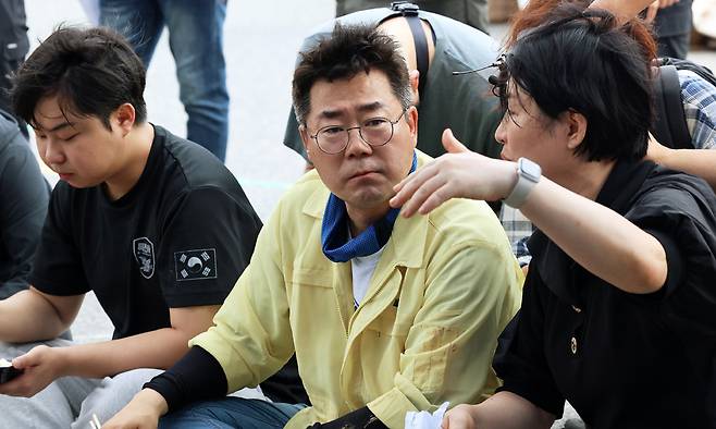 더불어민주당 박찬대 당대표 후보가 지난 21일 광주 수해 피해 현장인 서구의 한 가구백화점에서 복구 작업 후 점심을 먹고 있다. 연합뉴스