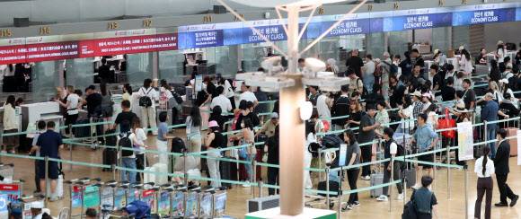 22일 인천국제공항 출국장에서 여름 휴가철을 맞아 출국하는 여행객들이 출국 수속을 밟고 있다. 뉴시스
