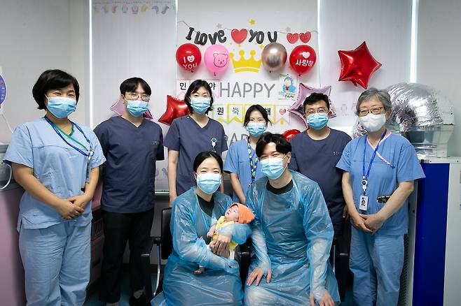 지난 18일 일산병원 신생아집중치료실에 550g 초극소 저체중 출생아 한민채 양의 퇴원을 기념하고 있다. 일산병원 제공