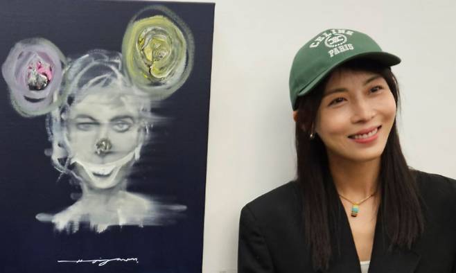 배우 겸 작가 하지원이 일본 오사카 국제컨벤션센터에서 열리고 있는&nbsp;‘STUDY X PLAS 아시아 아트 페어’의&nbsp;‘하지원 특별전’을 찾아 팬들에게 자신의 작품을 설명하고 있다.
