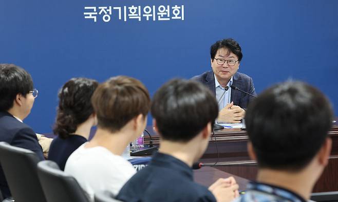 이한주 국정기획위원장이 22일 서울 종로 국정기획위원회에서 열린 ‘청소년 명예 국정기획위원 위촉식’에서 환영사를 하고 있다. 연합뉴스