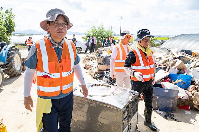 송언석 국민의힘 비상대책위원장 겸 원내대표를 비롯한 의원들이 22일 충남 예산군 하포2리 수해피해마을에서 수해복구 봉사활동을 위해 이동하며 피해지역을 둘러보고 있다.&nbsp; &nbsp;뉴스1