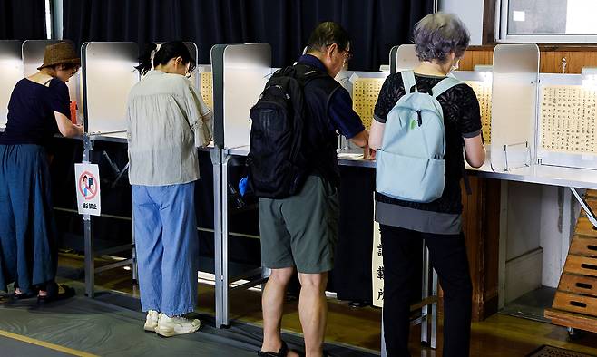 지난 20일 일본 도쿄에서 시민들이 투표하고 있다. 로이터연합뉴스