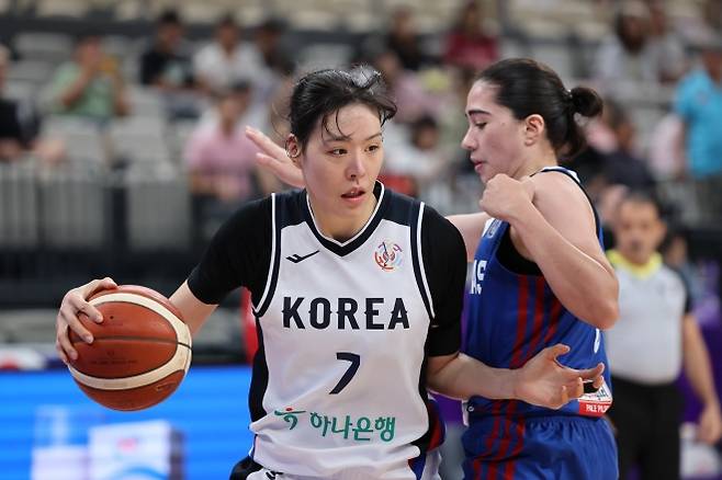 박지수(왼쪽). 신화 뉴시스