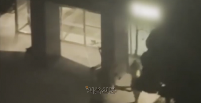 인천에서 가족 간에 사제 총기를 발사해 1명이 숨졌다.  경찰에 따르면 20일 오후 9시 31분께 인천시 연수구 송도동 모 아파트에서 총기 사건이 발생했다는 신고가 접수됐고, 총에 맞은 30대 남성이 119구급대에 의해 병원으로 옮겨졌으나 숨졌다. 피의자와 피해자는 가족 관계인 것으로 전해졌다.  사진은 총기 사건 현장에 출동한 경찰과 소방 당국.  2025.7.21 YTN 캡쳐