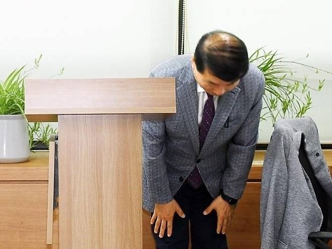 백경현 경기 구리시장이 폭우로 인한 비상근무 중 야유회에 참석해 노래하고 춤춘 것에 대해 22일 사과하고 있다. 2025.7.22 구리시 제공