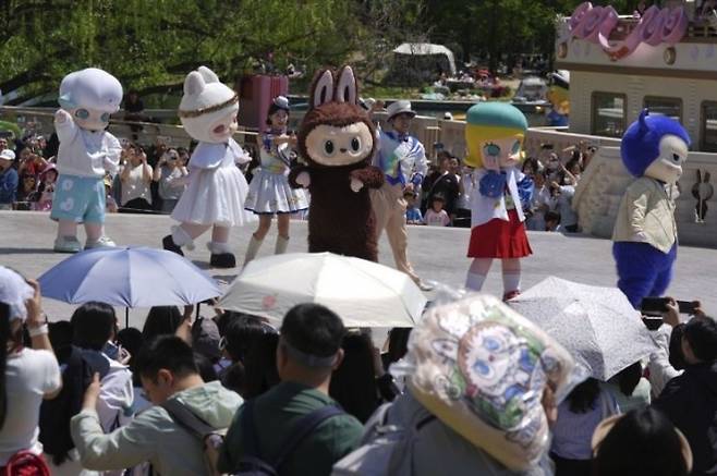 팝마트 테마파크인 팝랜드에서 공연 중인 라부부. AP 연합뉴스