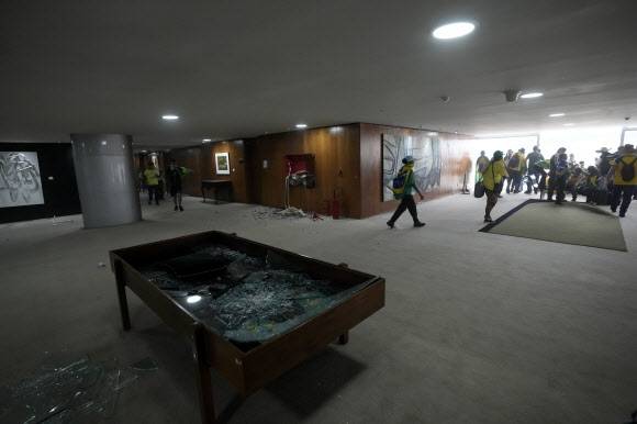 8일(현지시간) 브라질 브라질리아에 있는 의회 내에 자이르 보르소나우 전 대통령의 지지자들이 난입해 부순 시설물. 2023.1.8 브라질리아 AP 연합뉴스