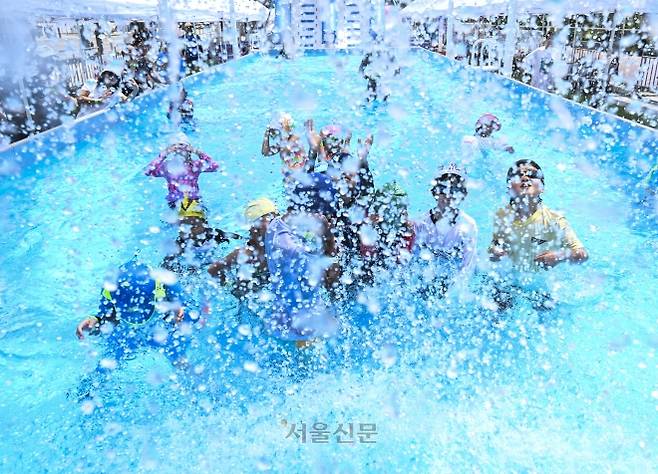 1년 중 가장 덥다는 절기상 대서인 22일 서울 종로구 광화문광장에서 열린 ‘2025 서울썸머비치’ 물놀이터에서 어린이들이 물놀이를 즐기고 있다. 2025.7.22 이지훈 기자