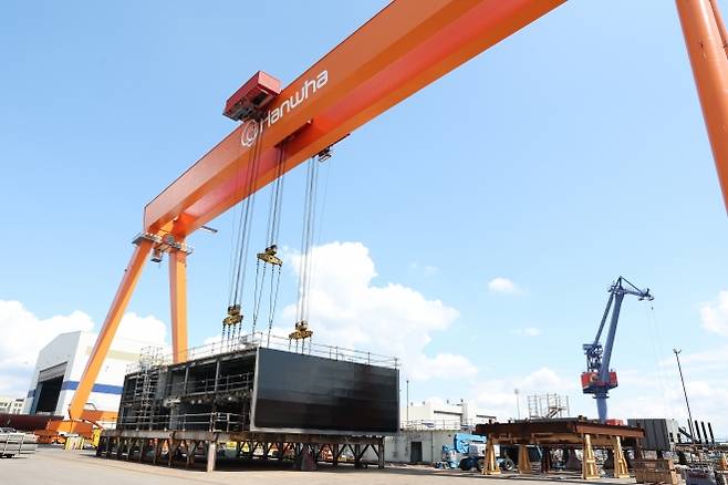 지난 16일(현지시간) 미국 펜실베이니아주 필라델피아 한화 필리조선소에서 한화필리십야드 골리앗크레인이 대형 블록을 이동시키기 위해 준비 중이다. 한화오션 제공