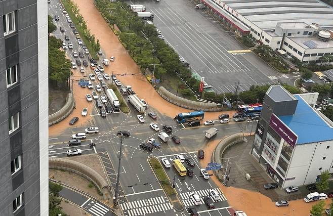 폭우에 침수된 광주 쌍암동 도로 - 광주 전역에 폭우가 내린 17일 오후 광주 광산구 쌍암동 일대 도로가 빗물에 잠겨 있다. 2025.7.17 연합뉴스(독자 제공)