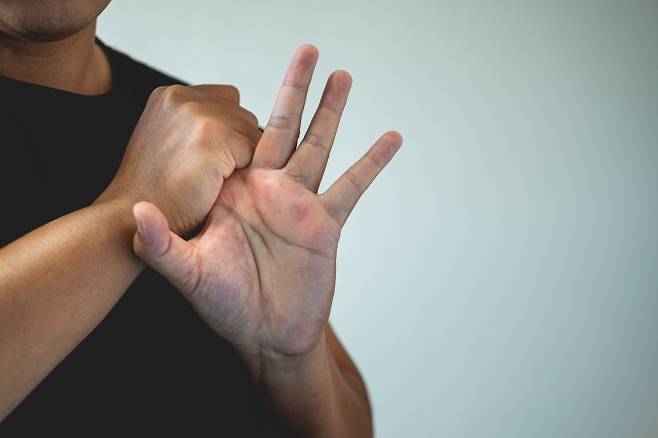 손가락 꺾기. 123rf