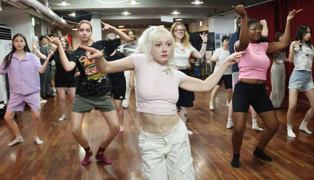 서울 종로구 경복궁에서 외국인 관광객들이 이동하고 있다. 연합뉴스