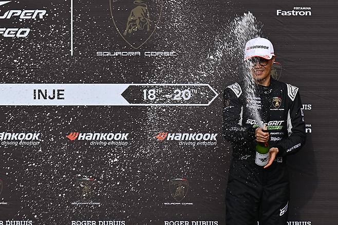 LSTA 4라운드 첫 번째 레이스에서 샴페인 세레머니를 하고 있는 이창우. 사진: 김학수 기자