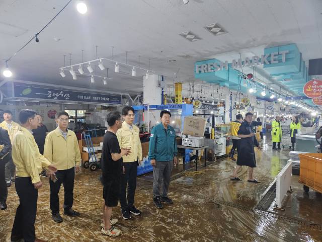 노용석(왼쪽에서 네 번째) 중소벤처기업부 차관이 17일 충남 당진전통시장을 방문해 집중호우 피해 상황을 점검하고 있다. 사진 제공=중기부
