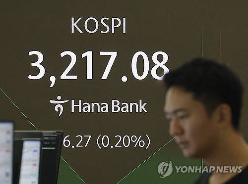 22일 오전 서울 중구 하나은행 본점 딜링룸에서 딜러가 업무를 보고 있다. 연합뉴스
