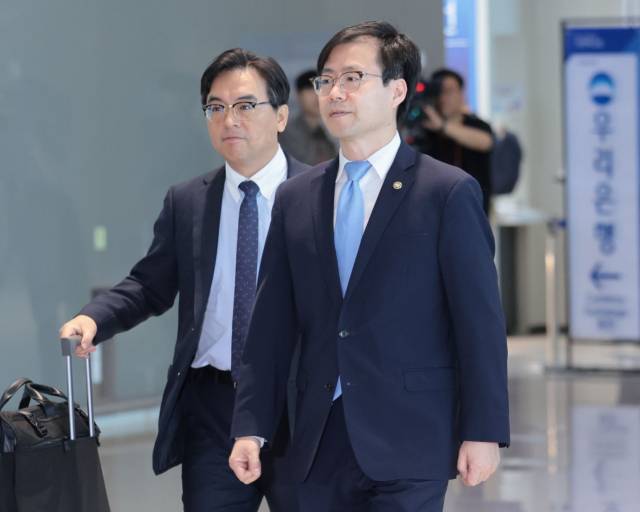 여한구 산업통상자원부 통상교섭본부장(오른쪽)이 지난달 22일 인천국제공항 제2여객터미널에서 이재명 정부 출범 이후 첫 한미 고위급 통상 협의를 위해 미국 워싱턴 DC로 출국하고 있다. 연합뉴스