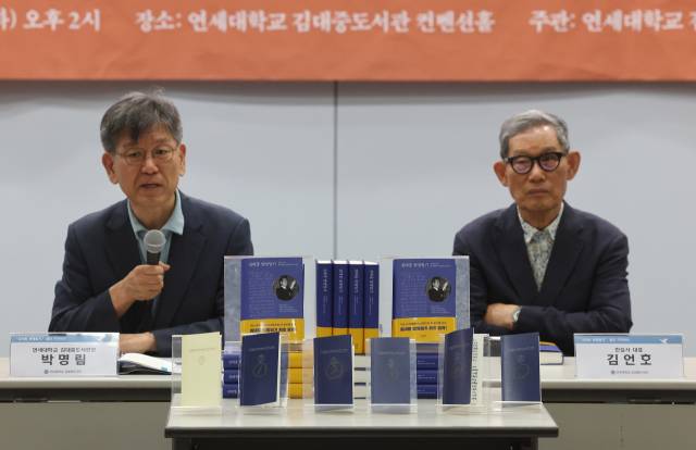 22일 '김대중 망명일기' 출간 간담회에서 박명림(왼쪽) 김대중도서관장과 김언호 한길사 대표가 출간 배경을 설명하고 있다. 연합뉴스