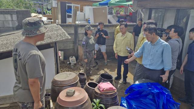 김동연 경기도지사가 22일 오후 가평군 조종면 신상1리회관 인근 침수피해 가구를 찾아 수해복구에 투입된 장병들을 격려하고 있다. 사진 = 손대선 기자