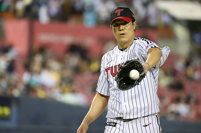 LG 김진성은 시즌 초반 흔들렸던 불펜진의 한 축을 맡아 전반기 50경기에 출전했다. 그는 후반기에도 어떻게든 팀에 보탬이 되고자 다짐했다. 사진제공｜LG 트윈스