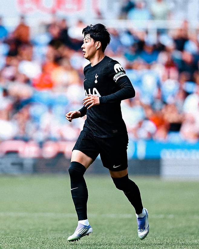 토트넘 ‘리빙 레전드’ 손흥민이 20일(한국시간) 셀렉트 카 리싱 스타디움에서 끝난 잉글랜드 3부 레딩과 프리시즌 첫 연습경기에 출전해 45분을 소화했으나 딱히 인상적인 플레이는 없었다. 이후 영국의 한 온라인 매체가 등 부상 가능성을 제기해 눈길을 끌고 있다. 사진출처|토트넘 홋스퍼 페이스북