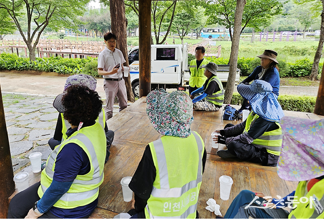 인천시설공단, 나한주 가족공원사업단장이 기간제 근로자들과 음료를 마시며 담소를 나누고 있다. 사진제공｜인천시설공단