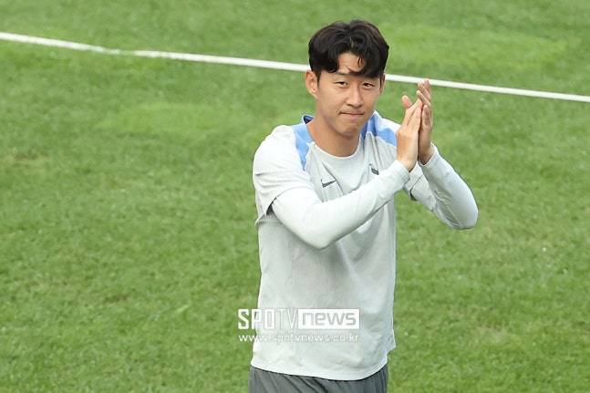 ▲ 이번 여름 손흥민을 향한 다양한 루머가 쏟아지고 있다. 손흥민이 토트넘에서 학수고대하던 우승 숙원을 푼 지금 계약이 1년밖에 남지 않다보니 이적설이 줄을 잇고 있다. 토트넘에서 모든 일을 해냈다는 손흥민을 향해 새로운 도전의 장을 마련해주려는 해외리그 팀들의 관심과 함께 두둑한 이적료를 손에 넣으려는 토트넘의 바람이 맞아떨어지는 모양새다.&nbsp;ⓒ 곽혜미 기자