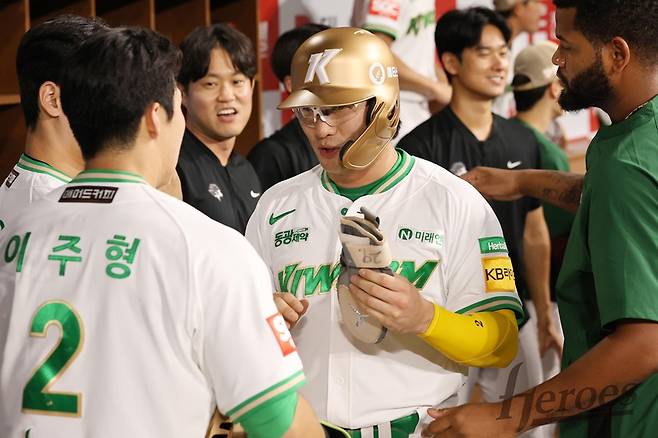 ▲ 임지열이 동료들의 축하를 받고 있다 ⓒ 키움 히어로즈