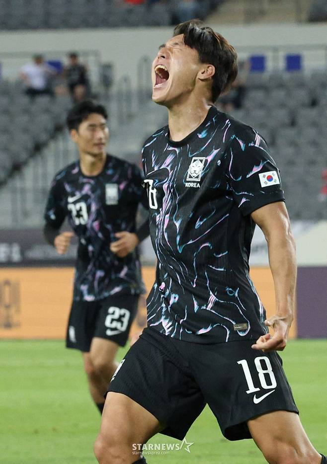 The 2025 East Asian Football Federation (EAFF) E-1 Football Championship (East Asian Cup) Korea-Hong Kong War was held at Mirstadium in Yongin, Gyeonggi-do. Lee Ho -jae, the Republic of Korea, is roaring after the second goal. /Photo = Kim Jin -kyung waiting