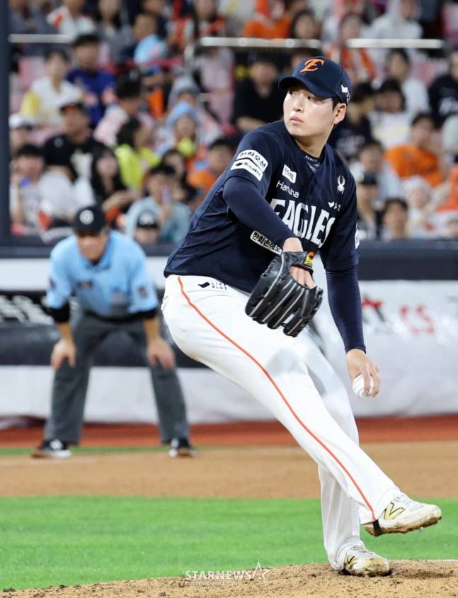 한화 조동욱이 20일 수원 KT전에서 역투하고 있다. /사진=강영조 선임기자