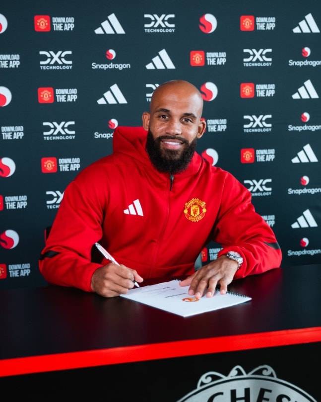 계약서에 서명하는 브라이언 음뵈모. /사진=맨유 공식 SNS 갈무리