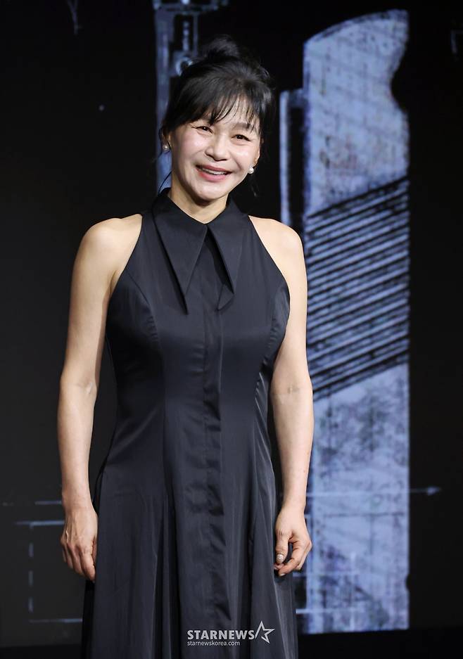 배우 길해연이 22일 오전 서울 마포구 호텔 나루 서울 엠갤러리에서 진행된 넷플릭스 오리지널 영화 '트리거'(감독 권오승) 제작발표회에 참석해 포즈를 취하고 있다.  대한민국에서 출처를 알 수 없는 불법 총기가 배달되고 총기 사건이 끊임없이 발생하는 가운데 각자의 이유로 총을 든 두 남자의 이야기를 그린 총기 액션 재난 스릴러 '트리거'는 오는 25일 공개된다. /2025.07.22 /사진=이동훈 photoguy@