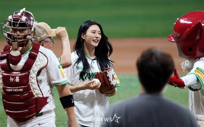 [한번에쓱]'키움전 승리기원' 시구하는 육상선수 김지은