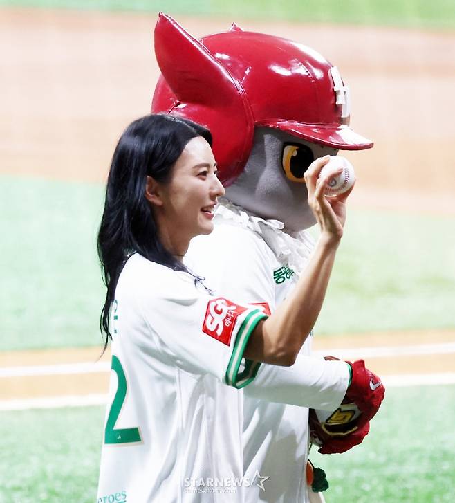 [한번에쓱]'키움전 승리기원' 시구하는 육상선수 김지은