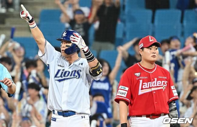 삼성 강민호(왼쪽)가 22일 SSG전 6회말 2타점 역전 적시타를 날리고 세리머니를 하고 있다.