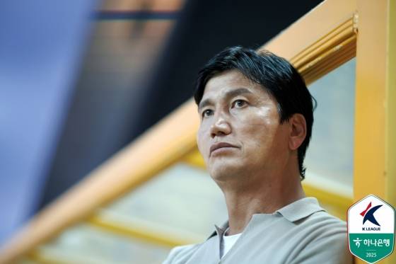 Jung -yong Chung, Managing Director Kim Cheon, is looking at the ground during the 23rd round of the Hana Bank K -League 1 held at the Gwangju World Cup Stadium on the 22nd. /Photo = Korean Professional Football Federation Provided