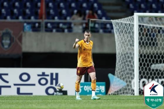 아사니가 22일 오후 7시 30분 광주월드컵경기장에서 열린 하나은행 K리그1 23라운드 김천 상무전에서 선제골을 넣고 주먹을 불끈 쥐고 있다. /사진=한국프로축구연맹 제공